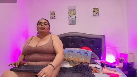 Snapshot of queenmature chatting on 06.02.26 VickyBoobss online show from 06.02.26