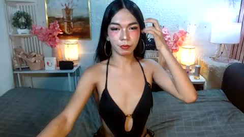 Snapshot of queennira chatting on 07.20.26 queennira online show from 07.20.26
