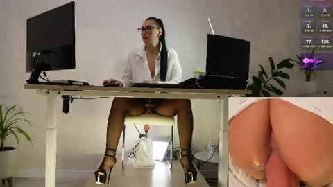 Snapshot of queenviktoria chatting on 04.01.26 Viktoria online show from 04.01.26