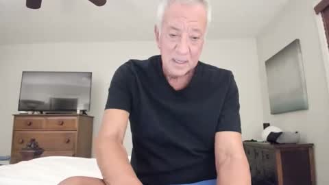 Snapshot of quest_one chatting on 12.21.25 Jim online show from 12.21.25