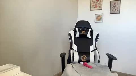 Snapshot of quinnyelena chatting on 10.30.25 Quinnyelena online show from 10.30.25