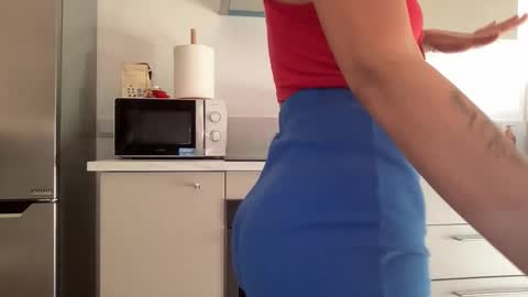 Snapshot of quinnyelena chatting on 11.19.25 Quinnyelena online show from 11.19.25