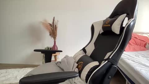 Snapshot of quinnyelena chatting on 12.16.25 Quinnyelena online show from 12.16.25