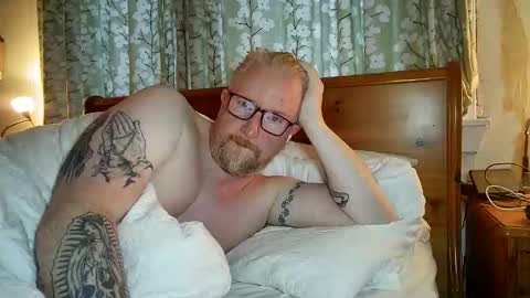 Snapshot of r_o_h_a_n chatting on 11.21.25 r_o_h_a_n online show from 11.21.25