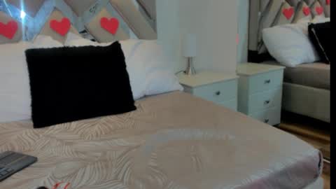 Raquel Moore  online show from 02.20.25