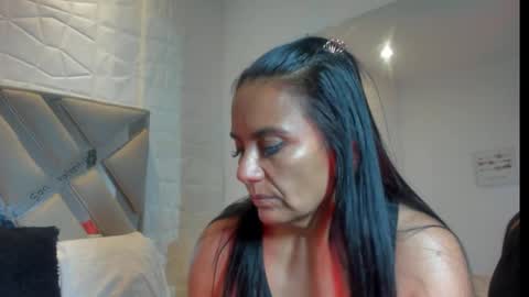 Raquel Moore  online show from 02.21.25