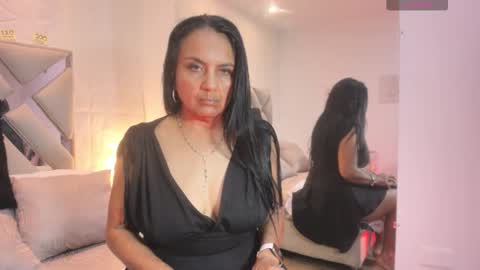 Raquel Moore  online show from 09.24.25