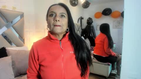 Raquel Moore  online show from 11.04.25