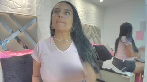 Raquel Moore  online show from 02.07.26