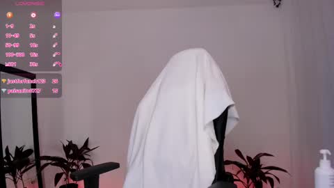 Snapshot of raven__white1 chatting on 01.18.25 Raven online show from 01.18.25