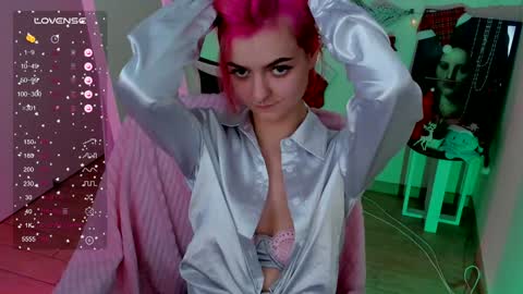 Snapshot of red_bestie_ chatting on 01.01.25 Bestie online show from 01.01.25