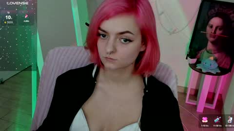 Snapshot of red_bestie_ chatting on 02.05.25 Bestie online show from 02.05.25