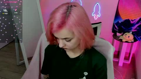 Snapshot of red_bestie_ chatting on 02.15.25 Bestie online show from 02.15.25