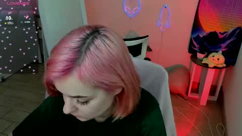 Snapshot of red_bestie_ chatting on 02.21.25 Bestie online show from 02.21.25