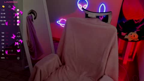 Snapshot of red_bestie_ chatting on 02.26.25 Bestie online show from 02.26.25