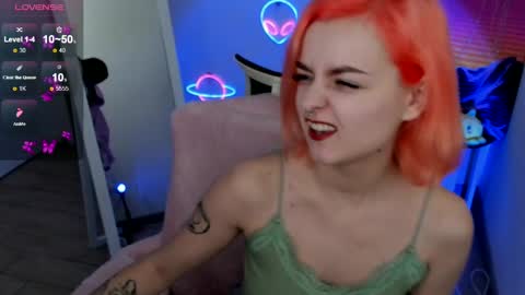 Snapshot of red_bestie_ chatting on 03.06.25 Bestie online show from 03.06.25