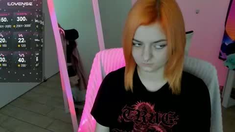 Snapshot of red_bestie_ chatting on 12.04.25 Bestie online show from 12.04.25