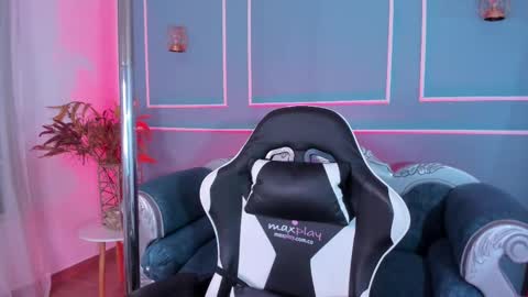 Snapshot of red_star8 chatting on 10.03.25 online show from 10.03.25