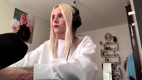 Snapshot of redahaaz chatting on 10.13.25 Lina online show from 10.13.25