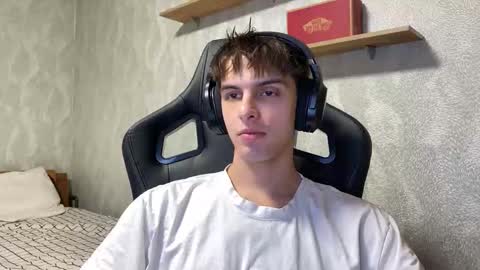 Snapshot of redbullshine chatting on 10.01.25 redbullshine online show from 10.01.25