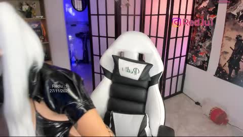 Lu Independiet model online show from 11.28.25