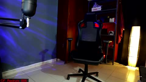 Snapshot of redrum_696 chatting on 12.18.24 Red online show from 12.18.24