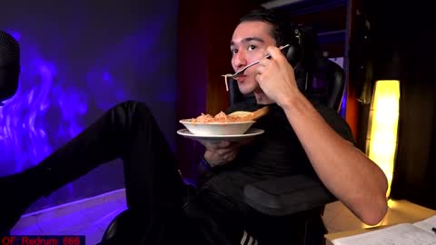 Snapshot of redrum_696 chatting on 12.19.24 Red online show from 12.19.24