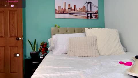 Yanella online show from 11.28.25