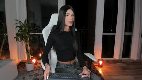 Snapshot of reichel_gray chatting on 03.08.25 REICHEL online show from 03.08.25