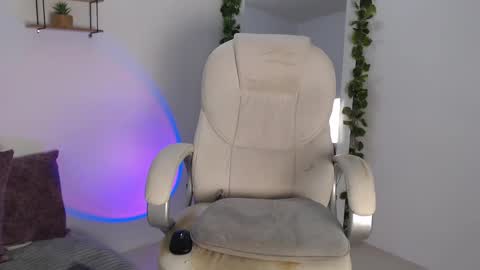 Snapshot of rem_evans chatting on 12.05.24 Erika online show from 12.05.24