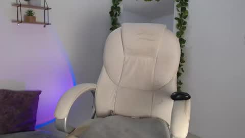 Snapshot of rem_evans chatting on 12.10.24 Erika online show from 12.10.24