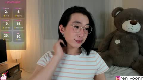 Snapshot of ren_yoonn chatting on 04.22.26 Ren online show from 04.22.26