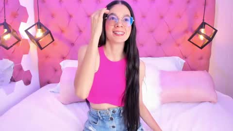 Snapshot of renataoviedo chatting on 04.21.26 Renata Oviedo online show from 04.21.26
