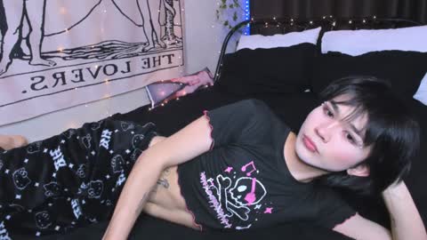 Snapshot of rennuts chatting on 12.27.24 rennuts online show from 12.27.24