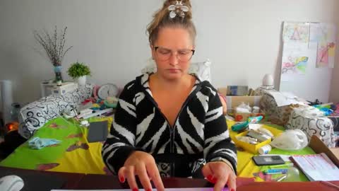 Anna - not anna - right Anna  online show from 11.04.25