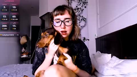 Snapshot of riri_rich chatting on 01.10.25 Rita online show from 01.10.25