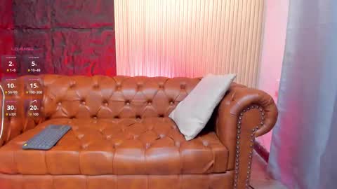 Snapshot of rogger_physique chatting on 10.11.25 Rogger online show from 10.11.25