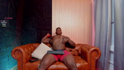 Snapshot of rogger_physique chatting on 10.18.25 Rogger online show from 10.18.25