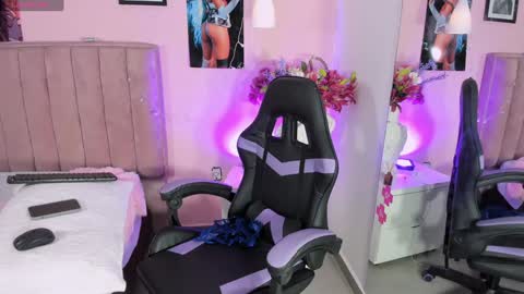 Snapshot of rolyloren chatting on 01.19.25 Marcela online show from 01.19.25