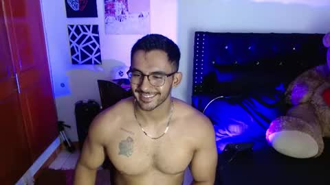Snapshot of romanpearce_ chatting on 07.11.26 Roman online show from 07.11.26