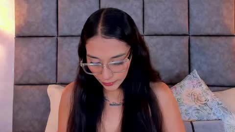 Snapshot of roseaurora chatting on 05.28.26 roseaurora online show from 05.28.26