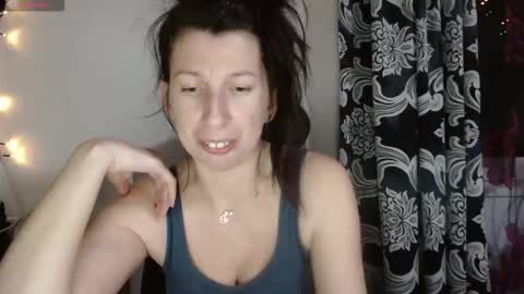 Snapshot of rosiehayes chatting on 12.13.25 RosieHayes online show from 12.13.25