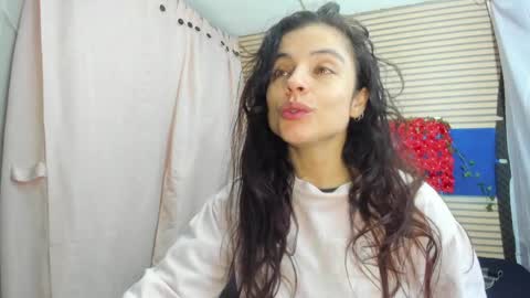 Snapshot of rosse_25 chatting on 05.19.26 Would you like to help me with supplementation and sports suits so I can compete in powerlifting online show from 05.19.26