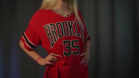 Snapshot of rosychiiks chatting on 11.30.25 RosyChiks online show from 11.30.25