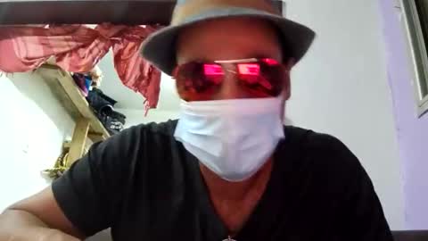 Snapshot of round1fiight chatting on 10.15.25 round1fiight online show from 10.15.25