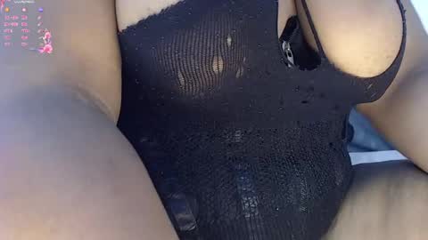 Snapshot of rouxe_lee chatting on 05.27.26 tania online show from 05.27.26