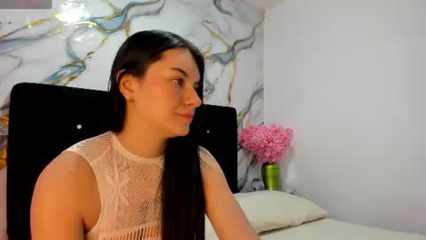 Snapshot of roxanaborns chatting on 07.25.26 roxanaborns online show from 07.25.26