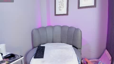 Snapshot of roxanna_moore2 chatting on 06.19.26 Roxanna online show from 06.19.26