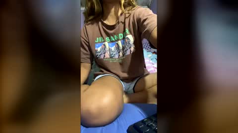 Snapshot of roxanne_98 chatting on 04.05.26 roxanne_98 online show from 04.05.26