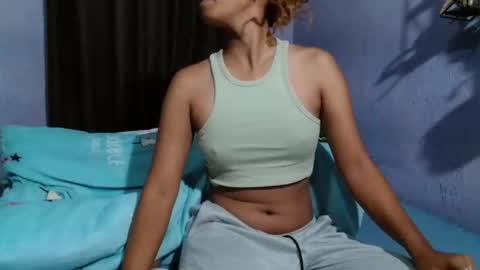 Snapshot of roxanne_98 chatting on 05.25.26 roxanne_98 online show from 05.25.26
